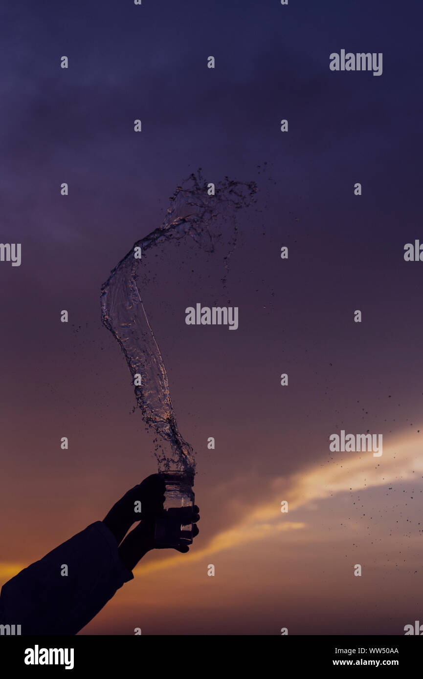 Spritzwasser in schönen Himmel Stockfoto