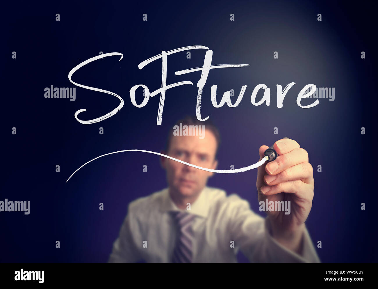 Ein Geschäftsmann Schreiben einer Software konzept mit einem weißen Stift auf einem Bildschirm löschen. Stockfoto