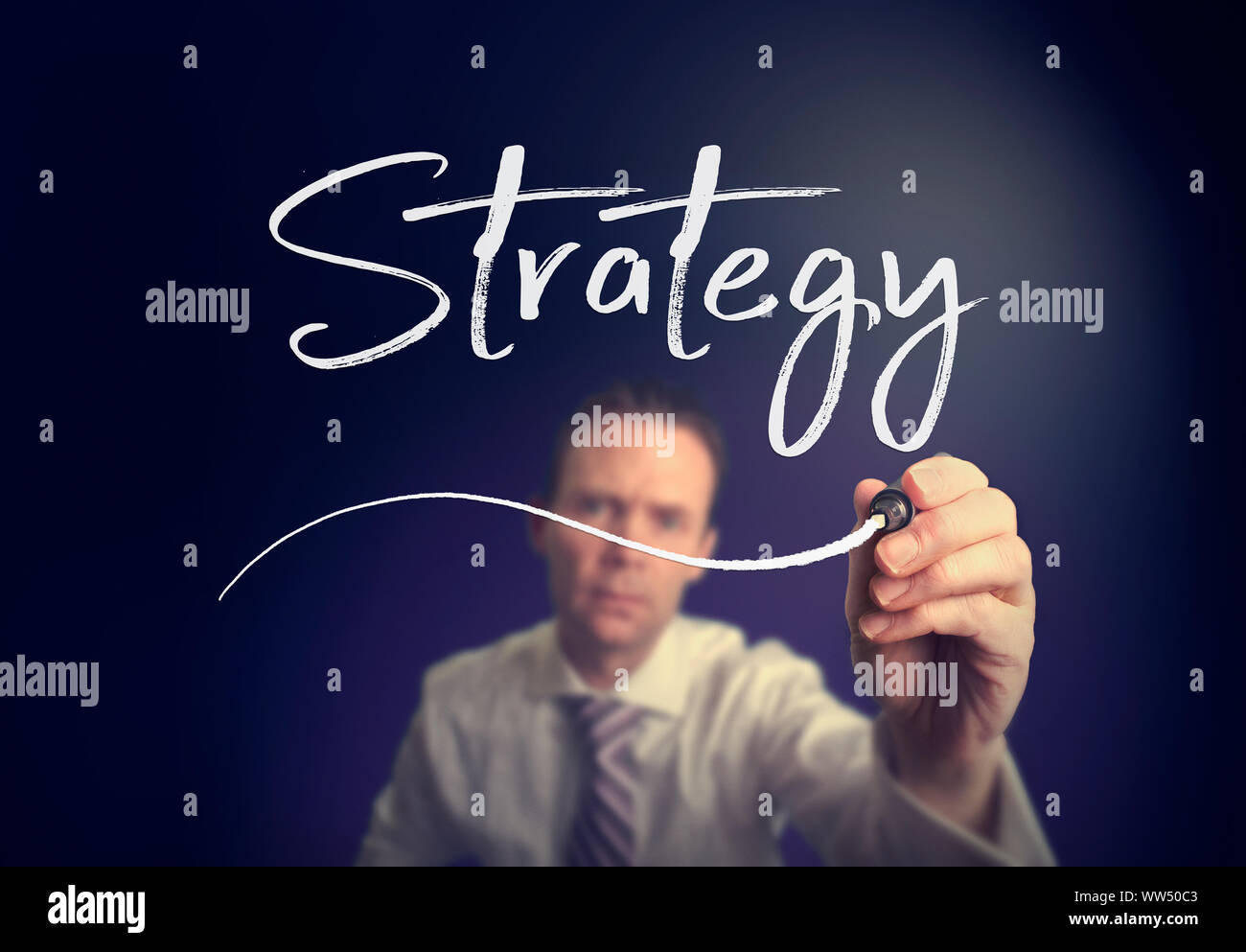 Ein Geschäftsmann schreiben eine Strategie Konzept mit einem weißen Stift auf einem Bildschirm löschen. Stockfoto