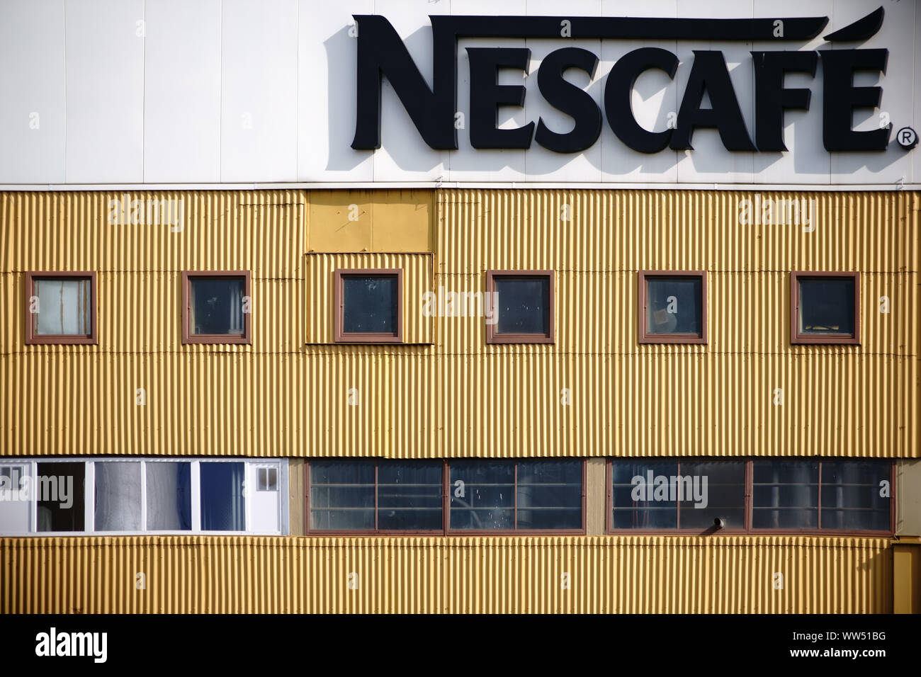 Mainz, Deutschland, die Fassade der industriellen Gebäude der Getränke und Kaffee Hersteller Nescafe mit Logo Stockfoto