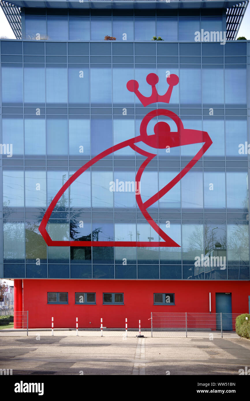 Mainz, Deutschland, Glasfront mit den grossen Firmenlogo für die Schuhpflege Produkt Hersteller Erdal der Firma Werner und Mertz Stockfoto