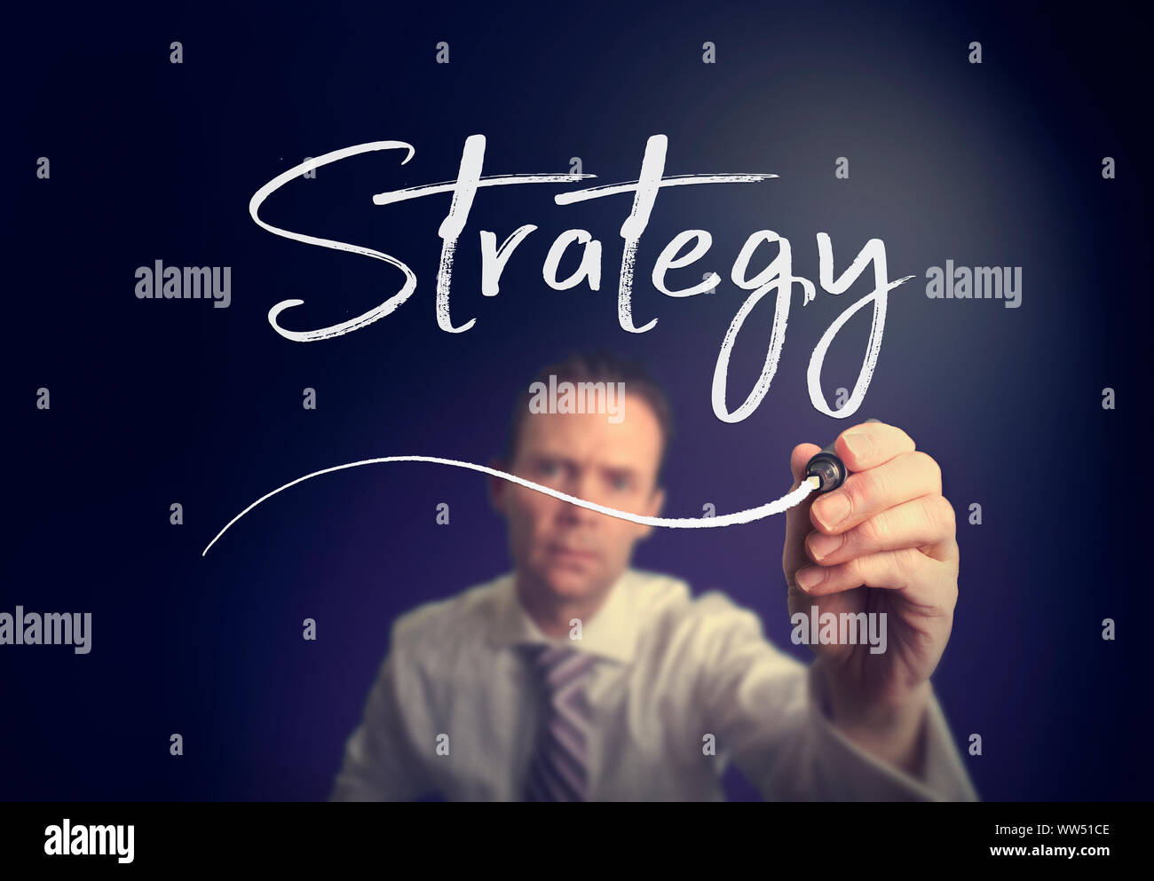 Ein Geschäftsmann schreiben eine Strategie Konzept mit einem weißen Stift auf einem Bildschirm löschen. Stockfoto