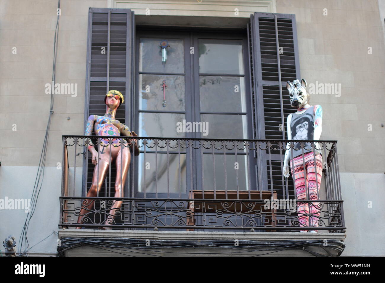 Zwei Figuren auf einem Balkon, Stockfoto