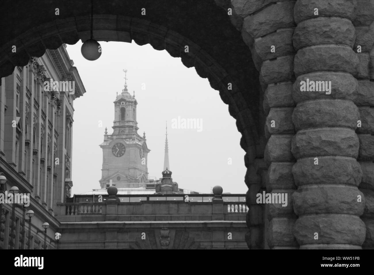 Blick durch einen Torbogen auf St. Nikolai Kirche in Stockholm, Stockfoto