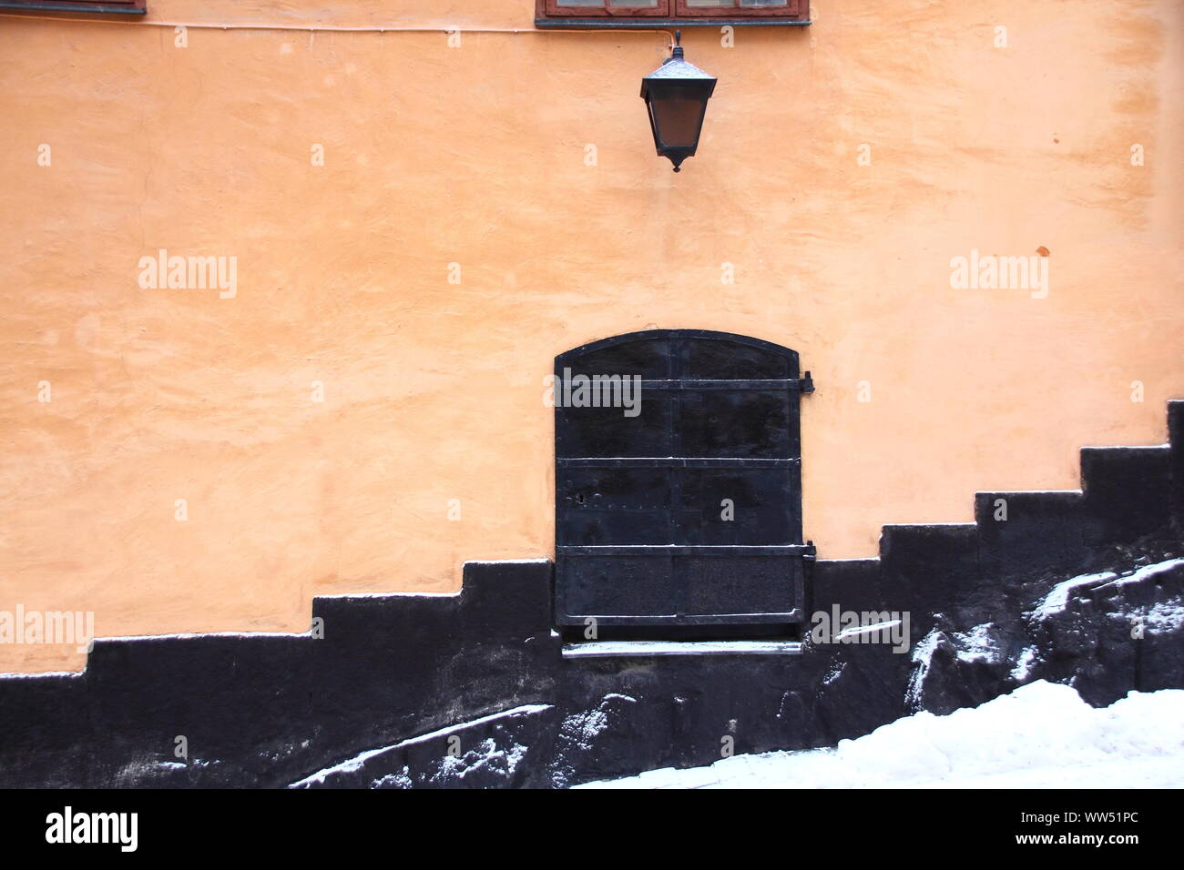 Ein altes Haus Fassade mit seltsamen Tür in Stockholm, Stockfoto