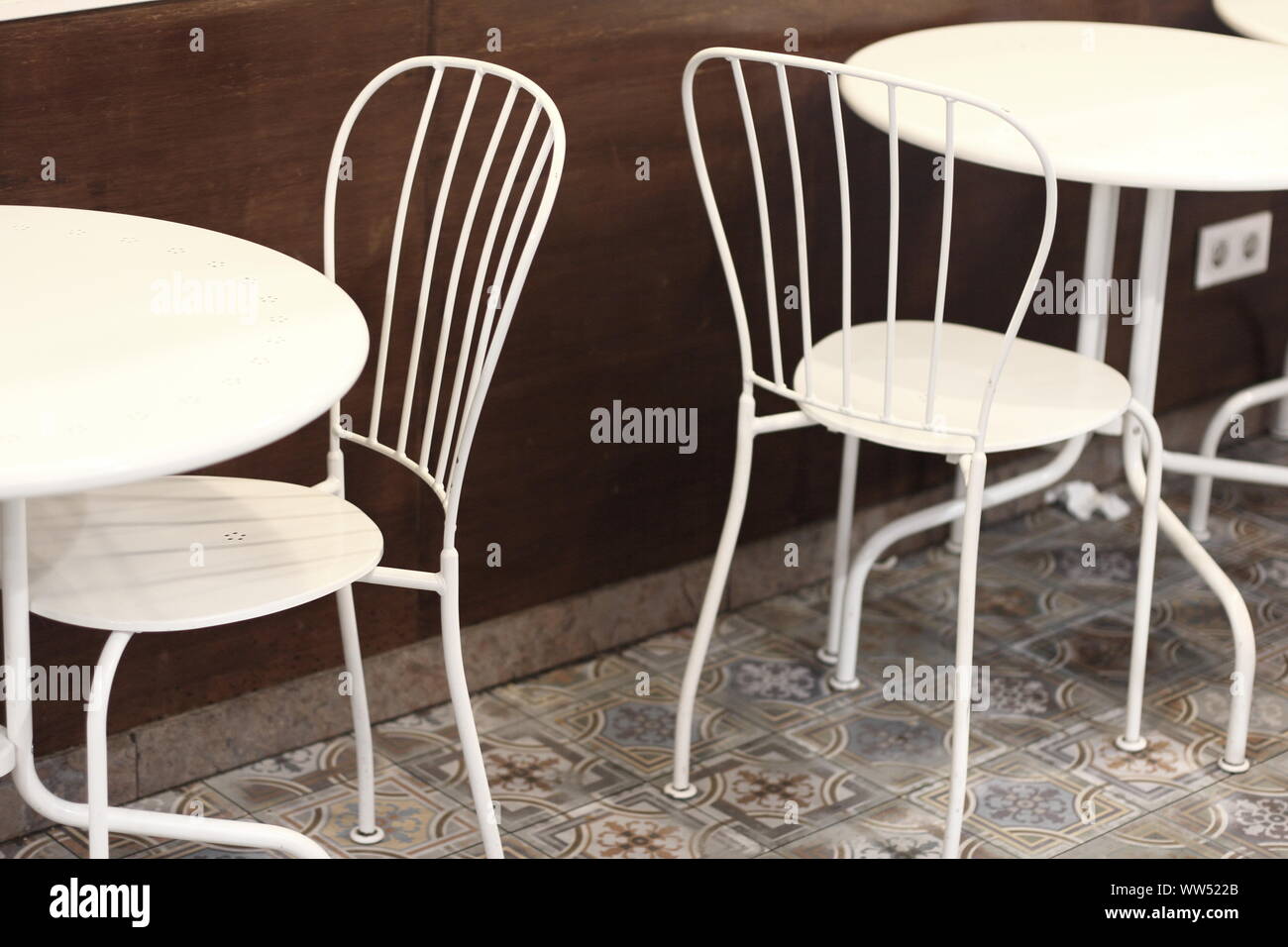 Tische und Stühle in einem kleinen Café in Zaragoza, Stockfoto