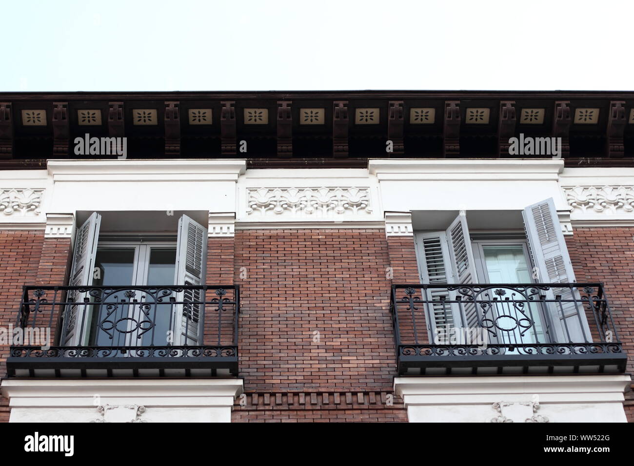 Zwei kleine Balkone an einem alten Haus in Madrid, Stockfoto