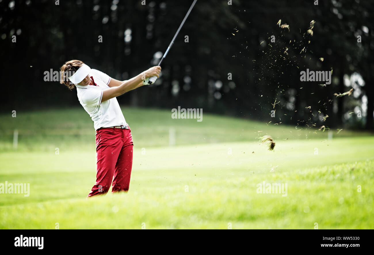 Frau Pitching am Golfplatz. Stockfoto