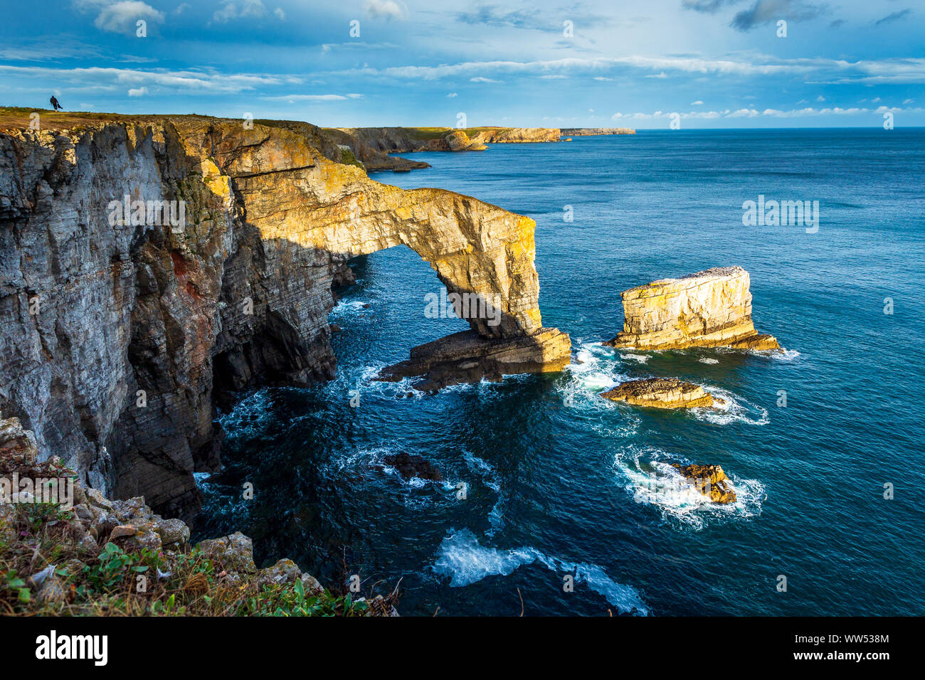 Grüne Brücke von Wales Pembrokeshire Coastal Path Stockfoto Grüne Brücke von Wales Pembrokeshire Coastal Path Stockfoto