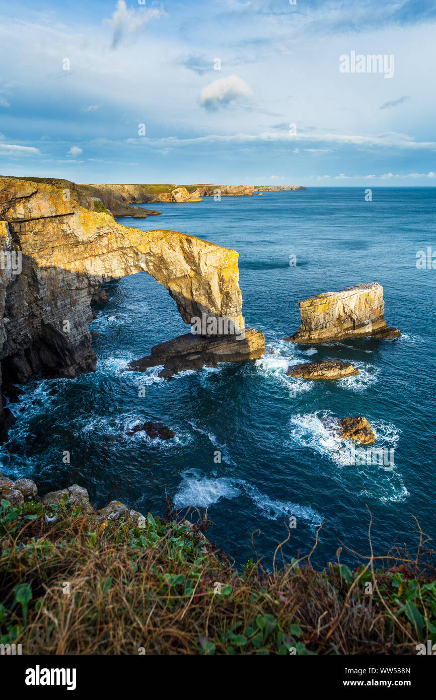 Grüne Brücke von Wales Pembrokeshire Coastal Path Stockfoto Grüne Brücke von Wales Pembrokeshire Coastal Path Stockfoto