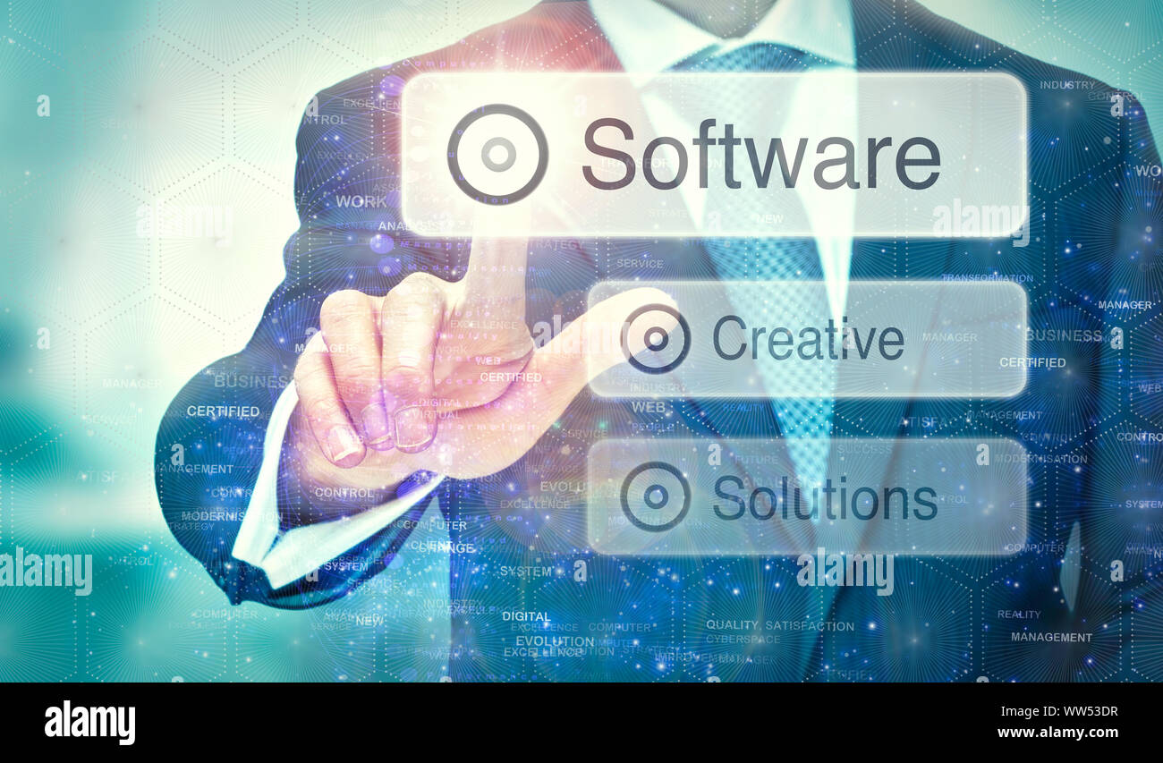 Ein Geschäftsmann Auswahl einer Software auf eine futuristische Display mit einem Konzept. Stockfoto