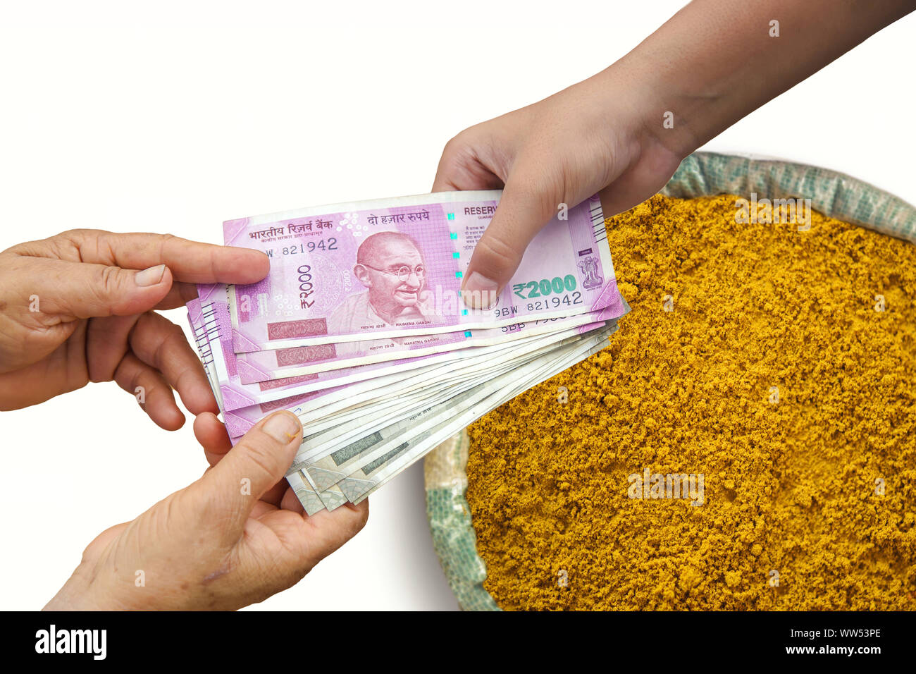 Hand geben Indische 500 und 2000 Rupien Banknoten über Beutel voll gemahlenen Kurkuma, Konzept für das Ergebnis oder verbringen Sie in der Landwirtschaft. Stockfoto
