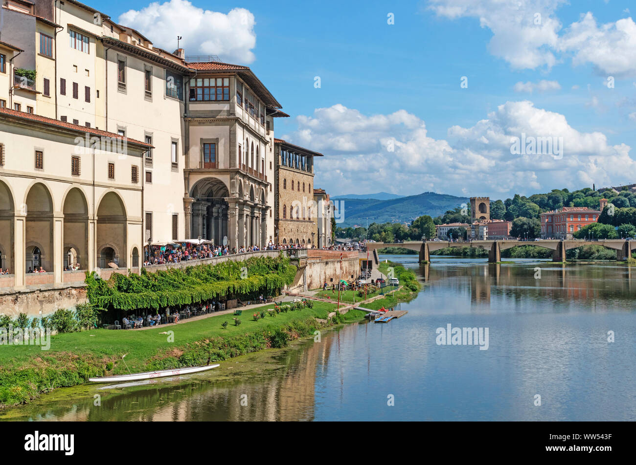 Der Fluss Arno durch die Stadt Florenz, Toskana, Italien. Stockfoto