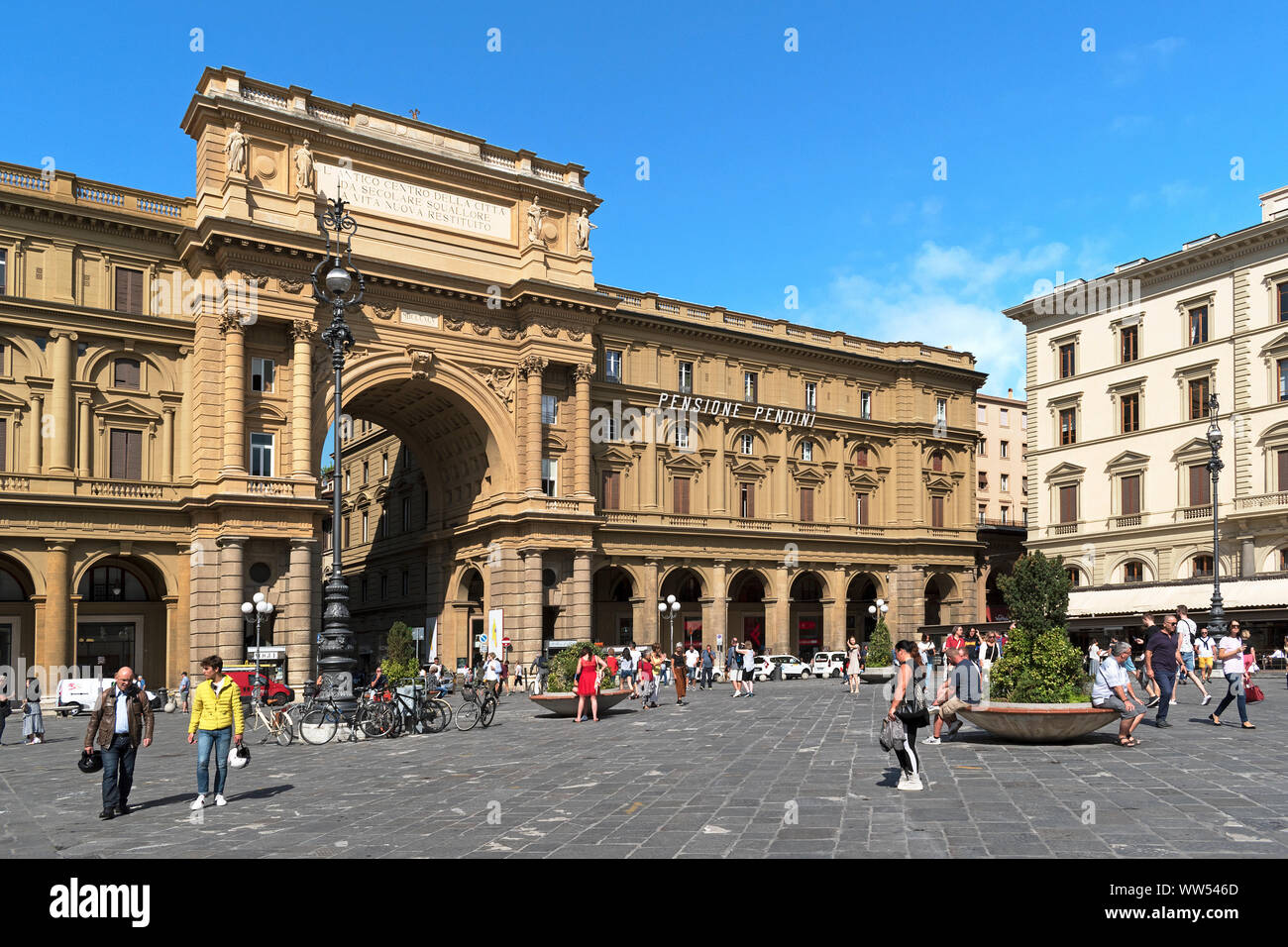 Der Triumphbogen auf der Piazza della republica in der Stadt florenz, toskana, italien. Stockfoto