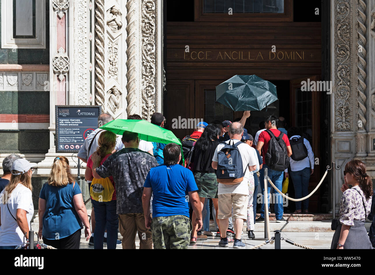 Touristen Besucher Schlange am Eingang zu Santa Maria del der Dom in Florenz, Toskana Fiore, Italien. Stockfoto