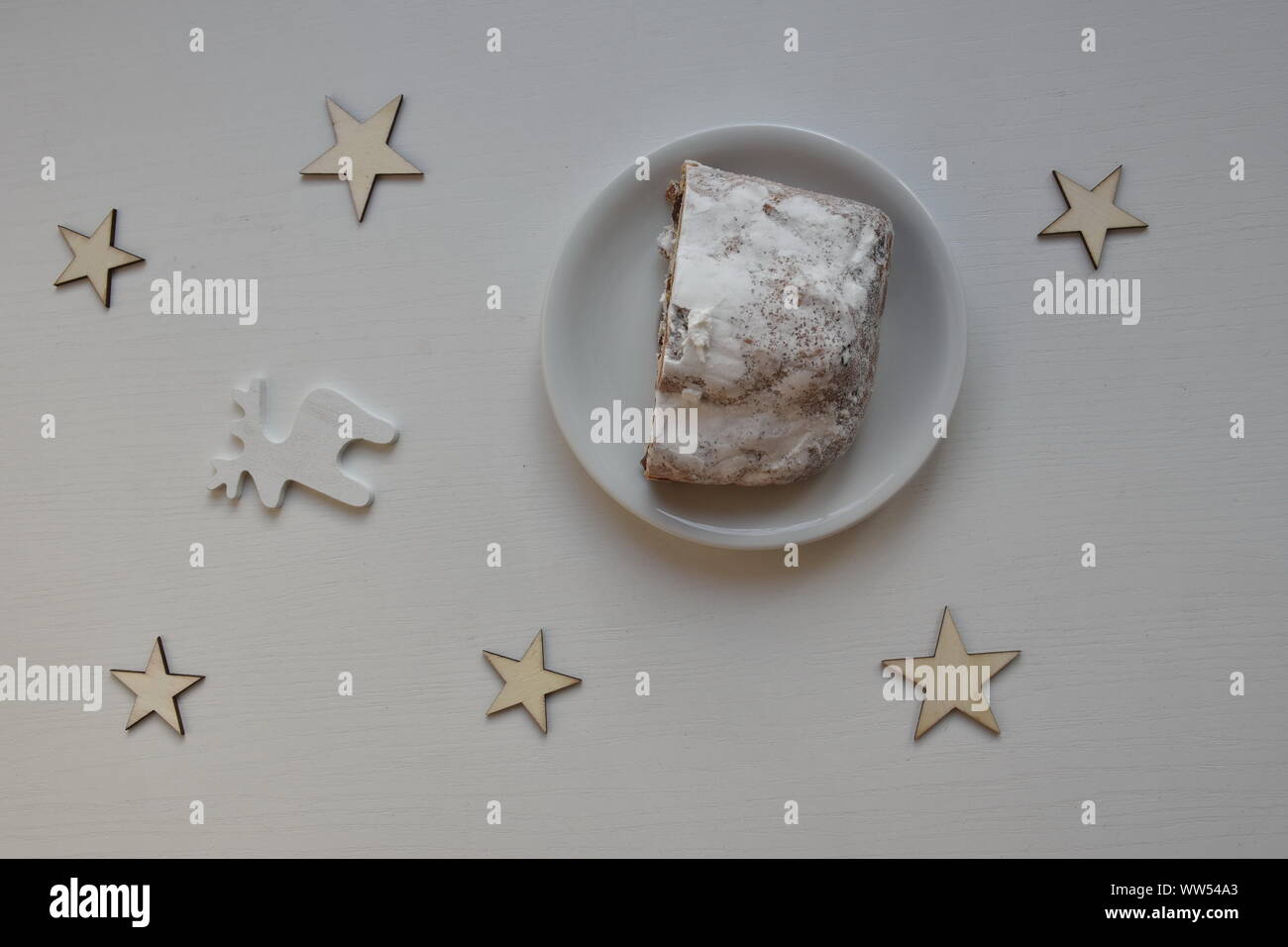 Weihnachten flach mit Weihnachten Brot und Weihnachten Dekoration auf weißem Hintergrund Stockfoto