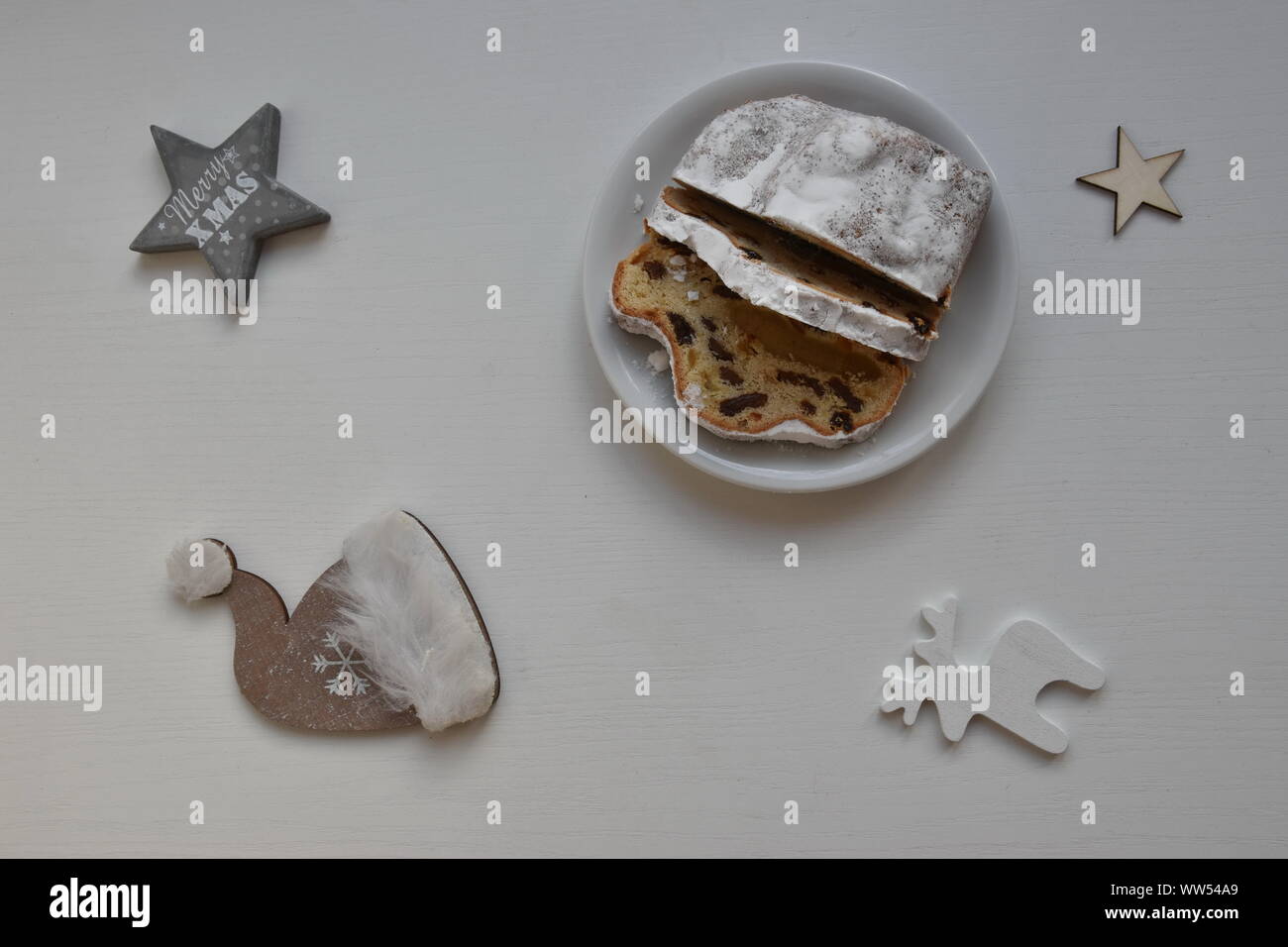 Weihnachten flach mit Weihnachten Brot und Weihnachten Dekoration auf weißem Hintergrund Stockfoto