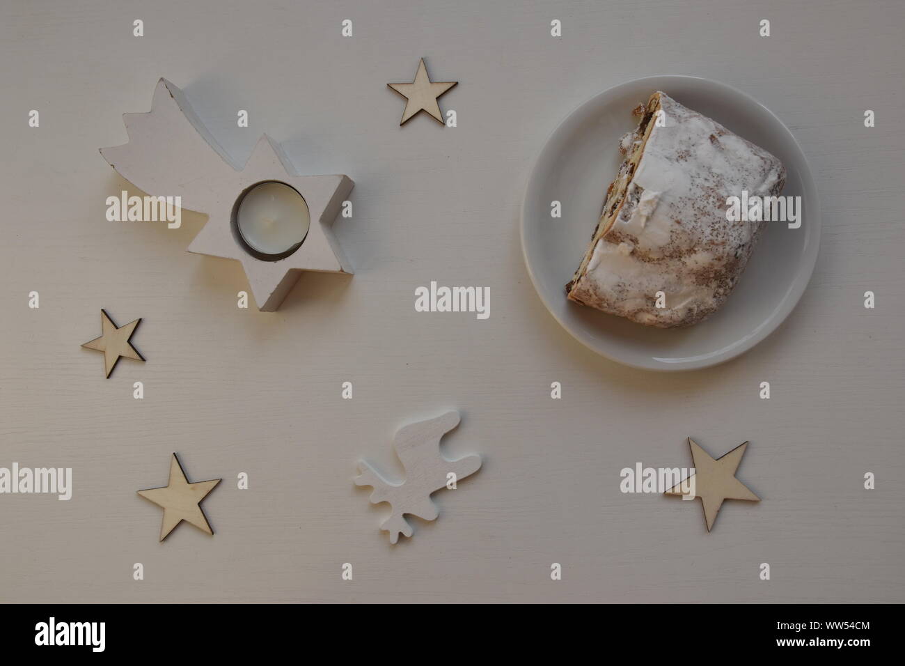 Weihnachten flach mit Weihnachten Brot und Weihnachten Dekoration auf weißem Hintergrund Stockfoto