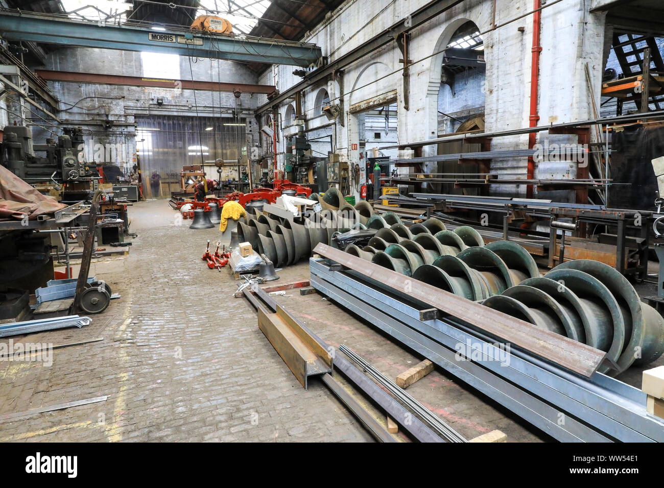 Glocken in der Werkstatt in der Werkstatt von John Taylor & Unternehmen Glockengießerei, Loughborough, Leicestershire, England, Großbritannien Stockfoto