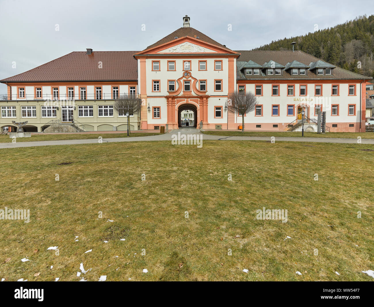 St. Blasien, Rathaus mit Wiese vor Es Stockfoto