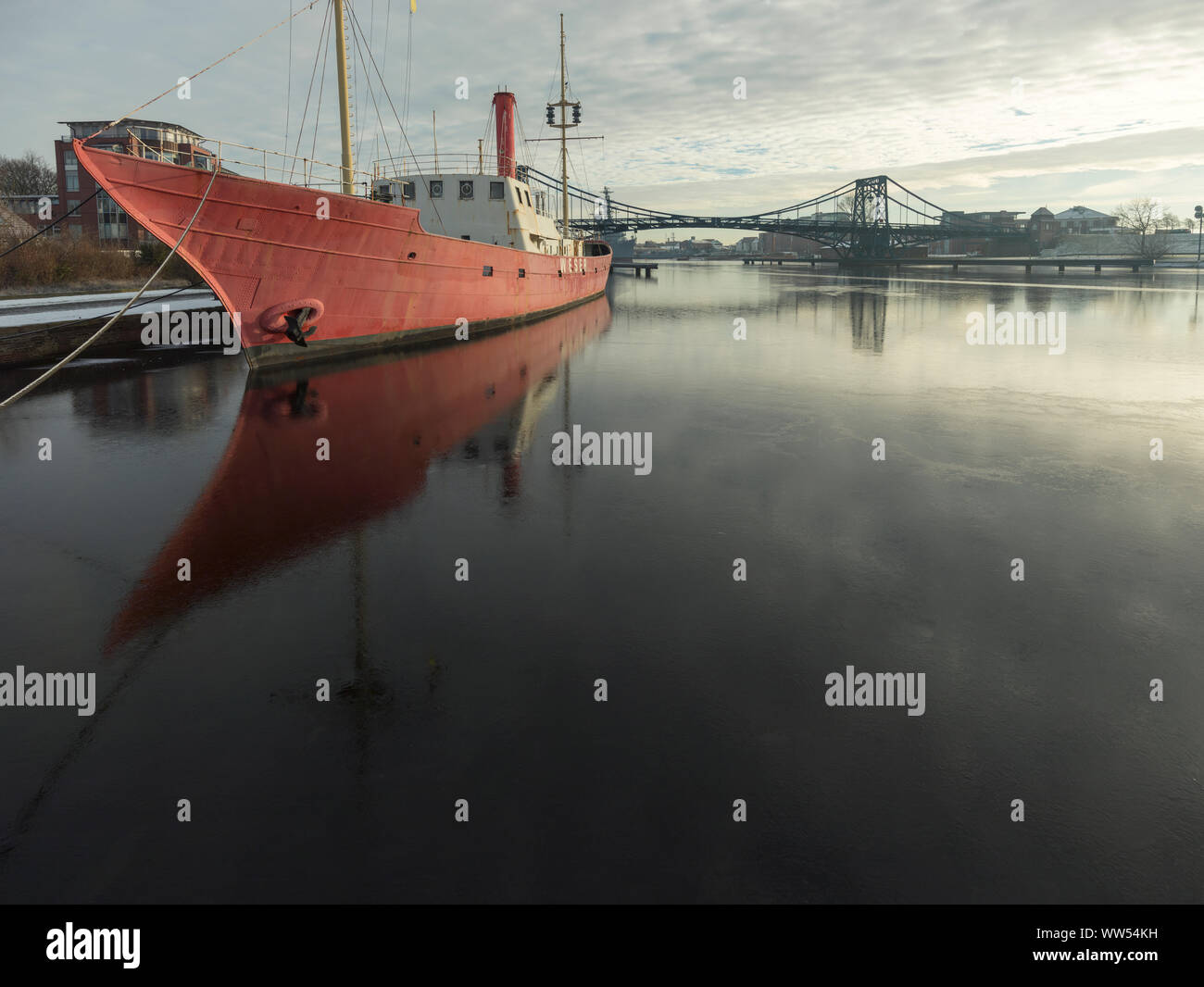 Rot Schiff mit Bridge im Hintergrund Stockfoto