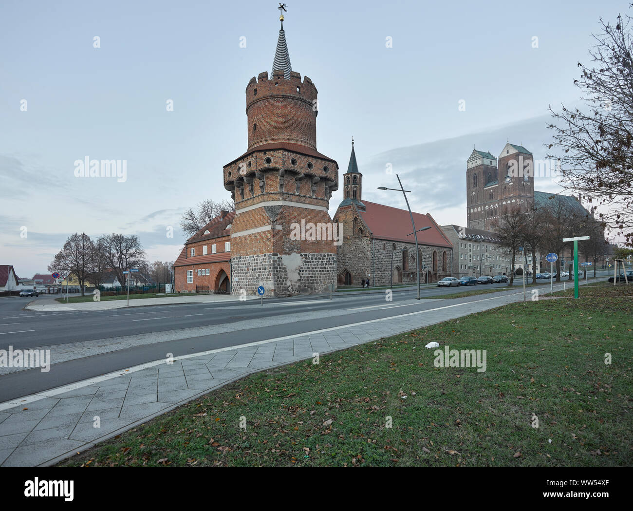 Mittleren Turm Prenzlau und Kirche im Hintergrund Stockfoto