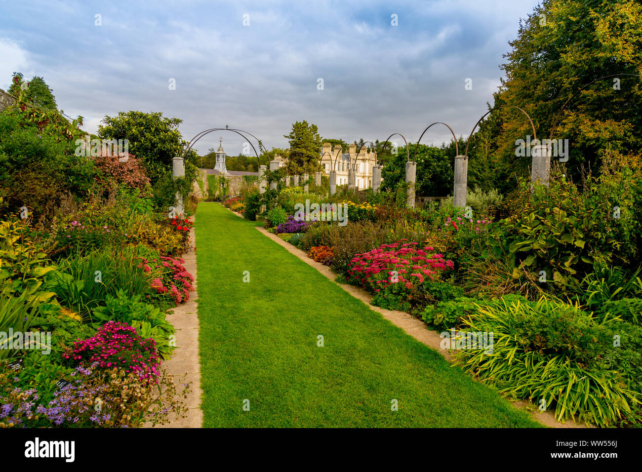 Einige der bunten Blumenrabatten im Denkmalgeschützten Dyffryn Gardens, Tal von Glamorgan, Wales, Großbritannien Stockfoto