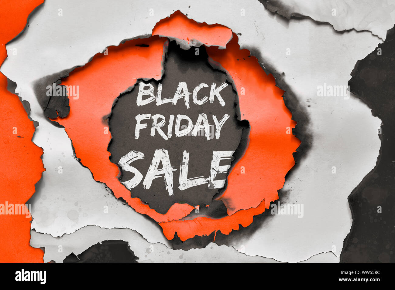 "Black Friday Sale" Text in Papier Loch gebrannt aber weiß, lebhaften Orange und Schwarz Papier, grunge Papier Banner Design Stockfoto