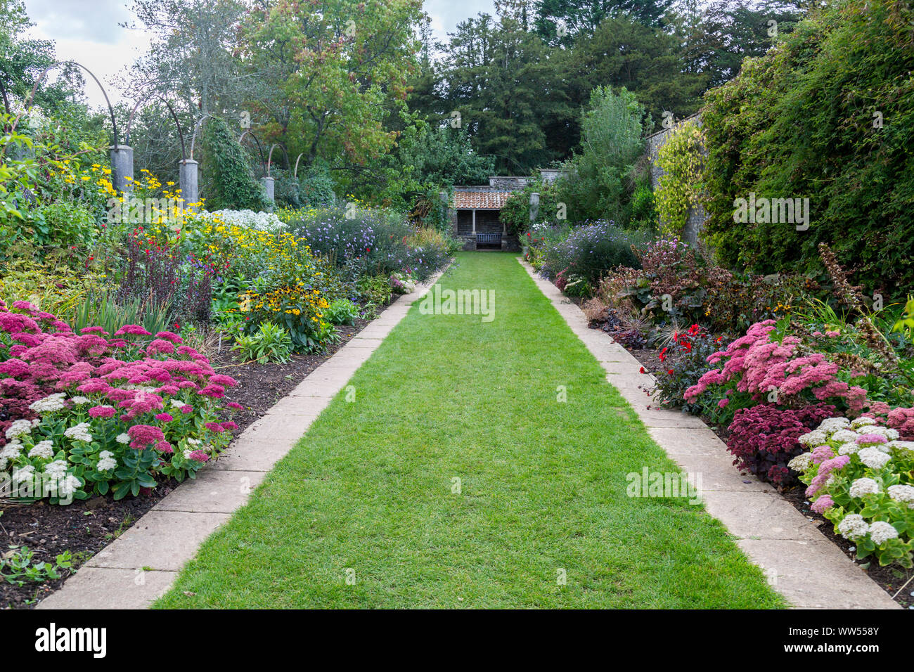 Einige der bunten Blumenrabatten im Denkmalgeschützten Dyffryn Gardens, Tal von Glamorgan, Wales, Großbritannien Stockfoto