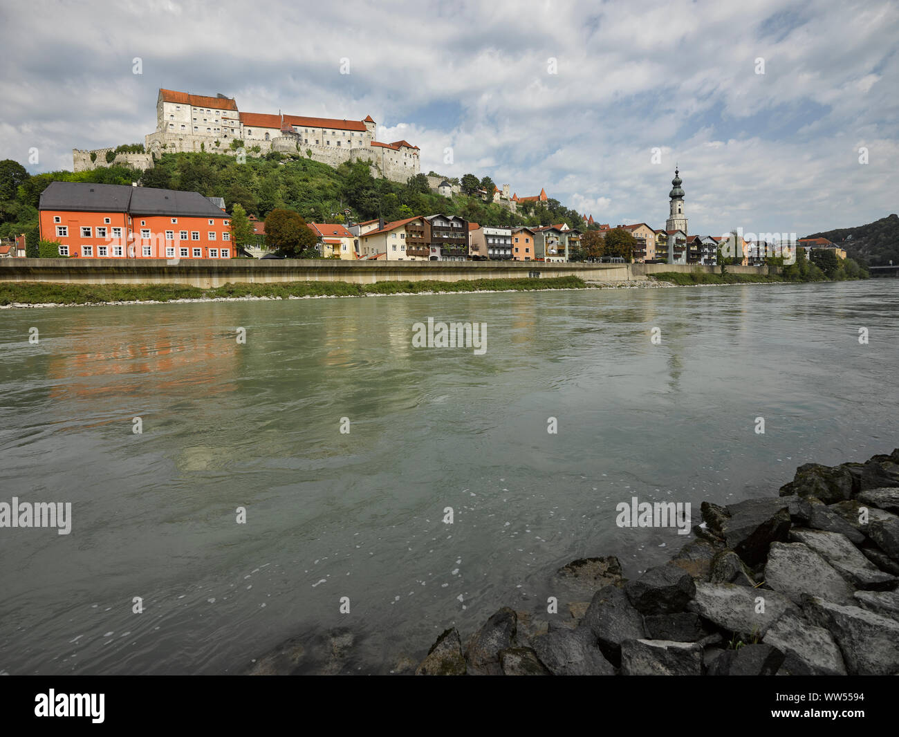 Blick auf die Altstadt Burghausen aus Österreich über die Salzach Stockfoto