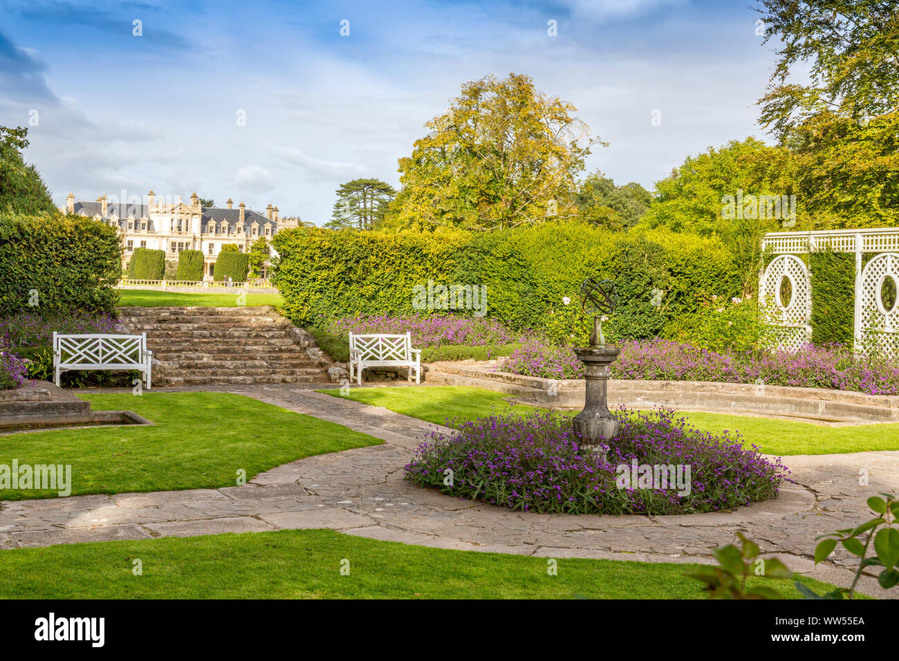 Der Lavendel Gericht in der DENKMALGESCHÜTZTEN Dyffryn Gardens, Tal von Glamorgan, Wales, Großbritannien Stockfoto