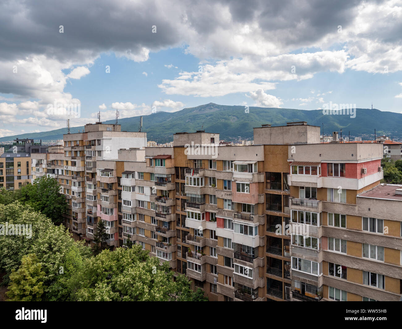 Kommunistischen Ära Apartment Blocks vor den Vitosha Berg, Sofia, Bulgarien Stockfoto