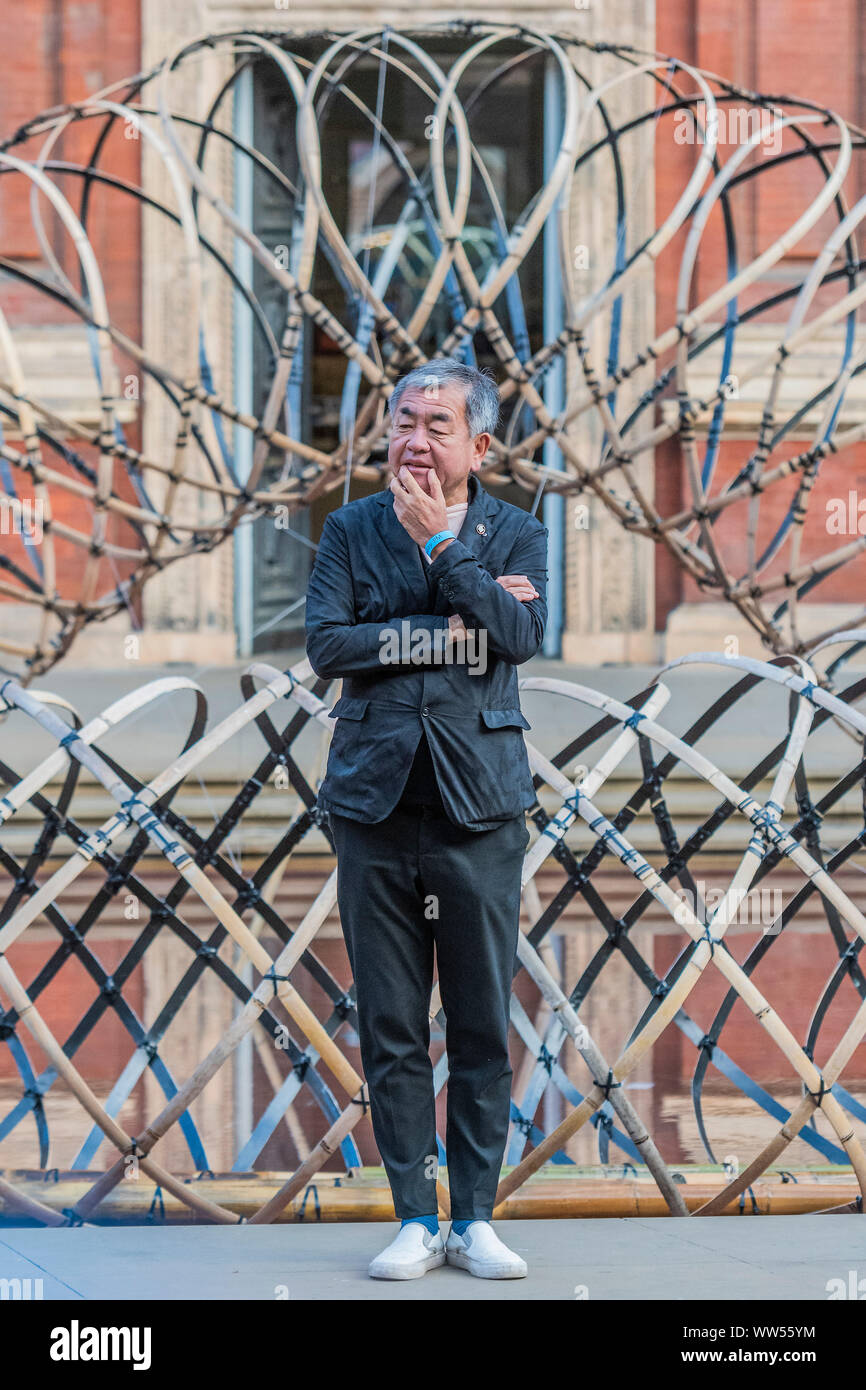 London, Großbritannien. 13 Sep, 2019. Bambus (竹) Ring: eaving in Leichtigkeit, von Kengo Kuma (dargestellt) Experiment in das Konzept der Weberei. - London Design Festival kehrt in das Kapital für seine 17 Jahr. Das V&A Museum ist das offizielle Festival der Nabe für das 11. Jahr und ist Gastgeber für eine Reihe von speziell in Auftrag gegebenen Projekte, die von international renommierten Designern. Credit: Guy Bell/Alamy leben Nachrichten Stockfoto