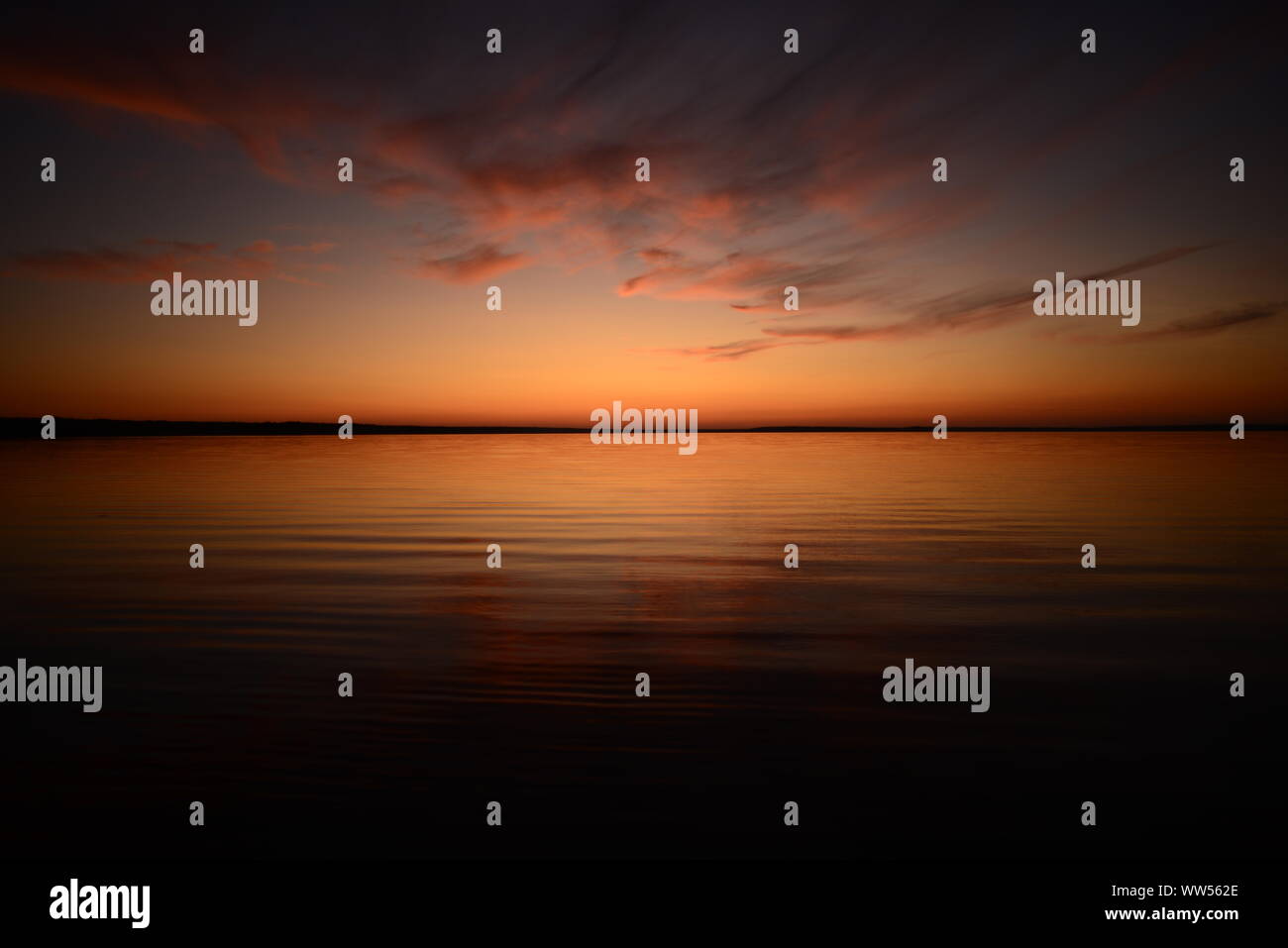 Romantische Himmel in der Dämmerung glühen nach Sonnenuntergang in schönen Farben von einem hellen orange Palette von Licht und Schatten Stockfoto