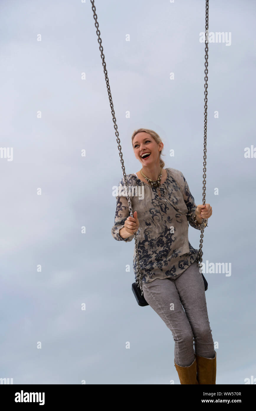 Frau auf Swing am Strand Stockfoto