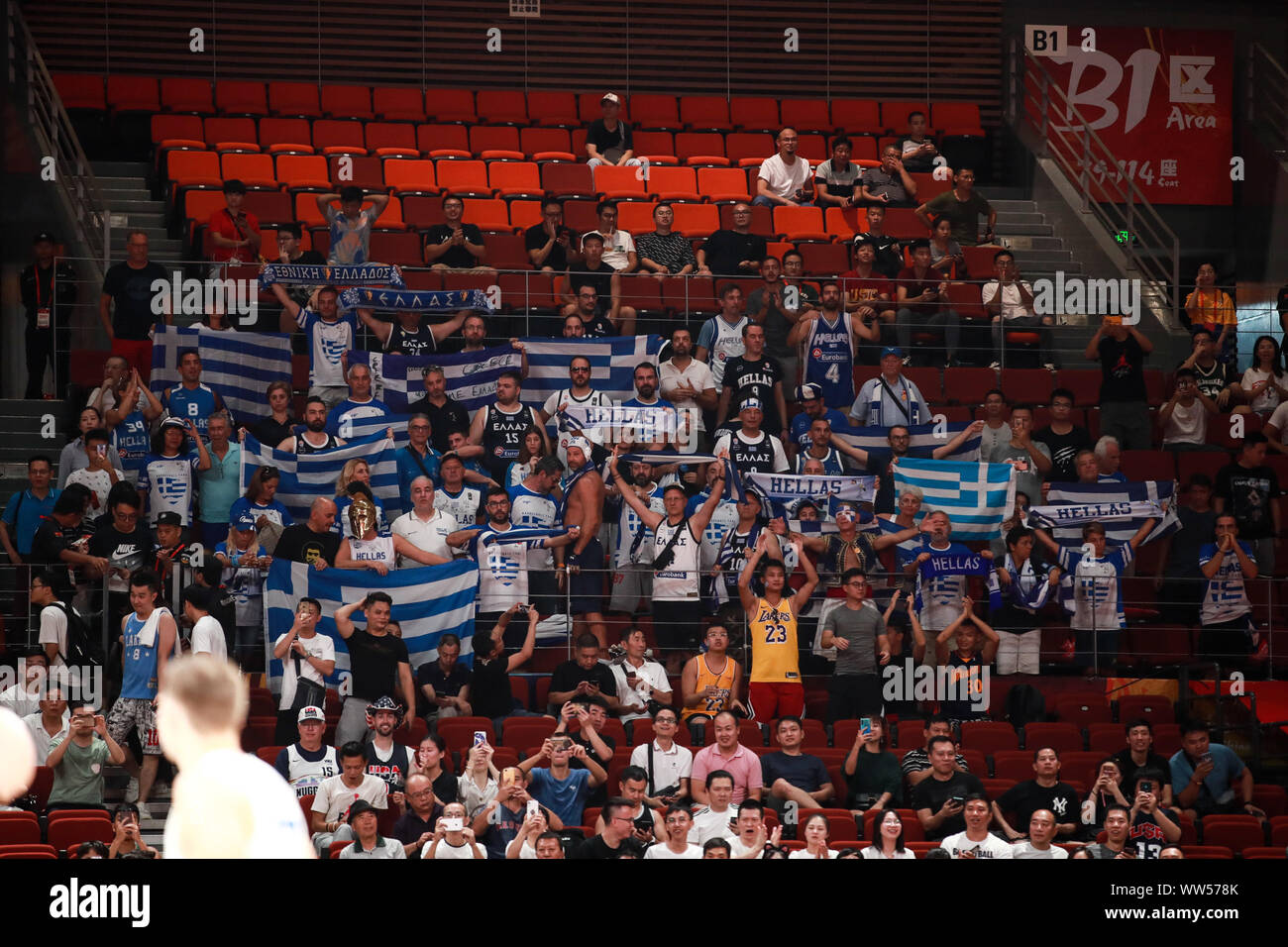 Griechische Fans jubeln für die Griechische Nationalmannschaft bei der zweiten Runde der Gruppe K Tschechische vs Griechenland 2019 FIBA Basketball-WM in Shenzhen, der südchinesischen Provinz Guangdong, 9. September 2019. Stockfoto