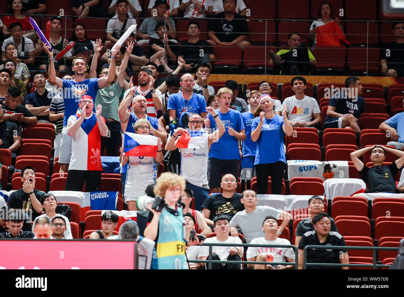 Tschechische Fans jubeln für die tschechische Nationalmannschaft an der zweiten Runde der Gruppe K Tschechische vs Griechenland 2019 FIBA Basketball-WM in Shenzhen, der südchinesischen Provinz Guangdong, 9. September 2019. Stockfoto