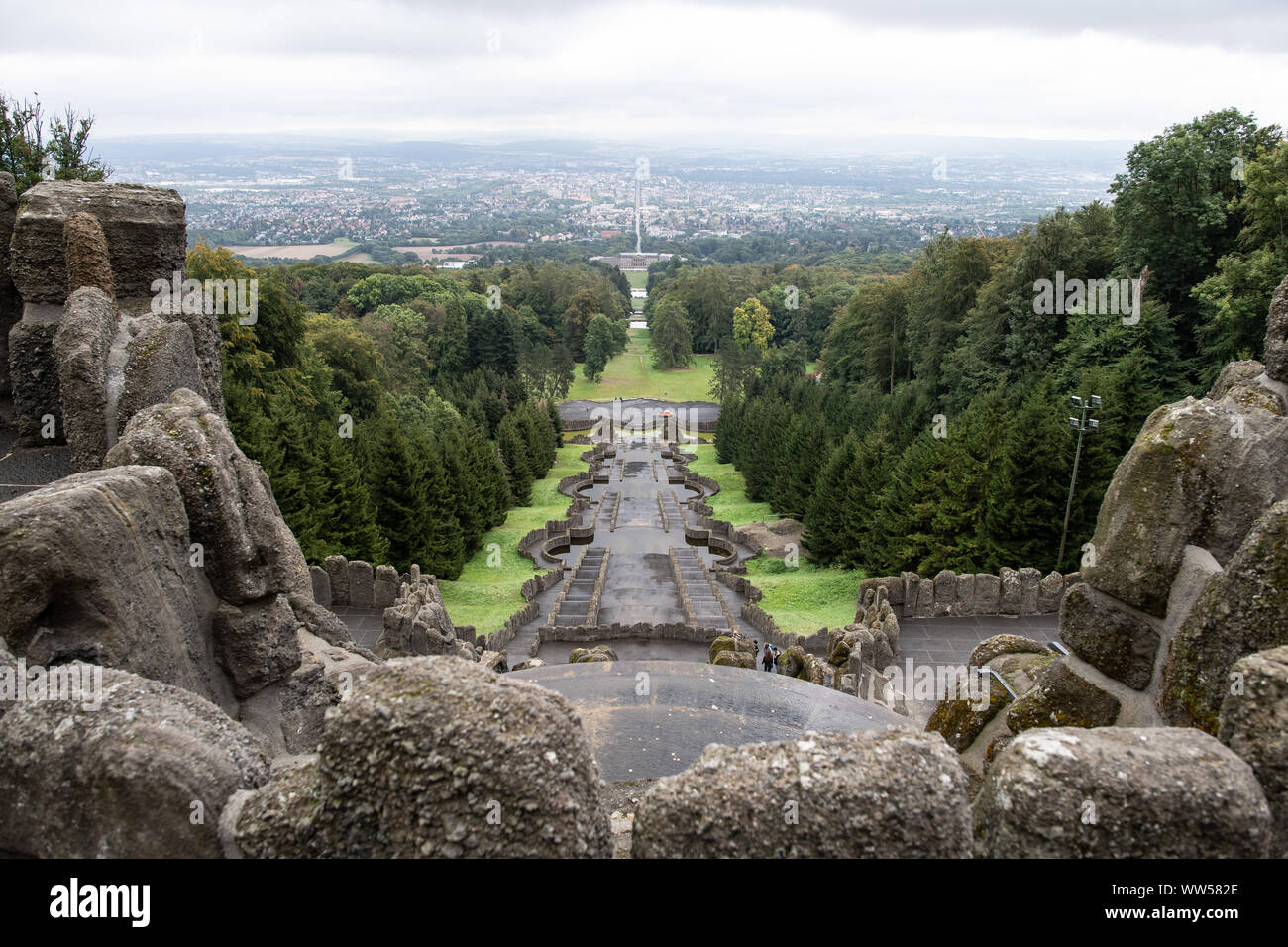 Kassel, Deutschland. 13 Sep, 2019. Blick auf die renovierte Kaskaden mit der Stadt Kassel im Hintergrund, auf einer Pressekonferenz am Ende der Sanierung in das Weltkulturerbe der Unesco Mountain Park Wilhelmshöhe. Zwischen 2014 und 2018, die Wilhelmshöher Allee und das Wasser Architekturen der Welt Erbe Mountain Park wurden renoviert und als Teil des Bundesprogramms "Nationale Projekte zur Stadtentwicklung' wiederhergestellt. Credit: Swen Pförtner/dpa/Alamy leben Nachrichten Stockfoto