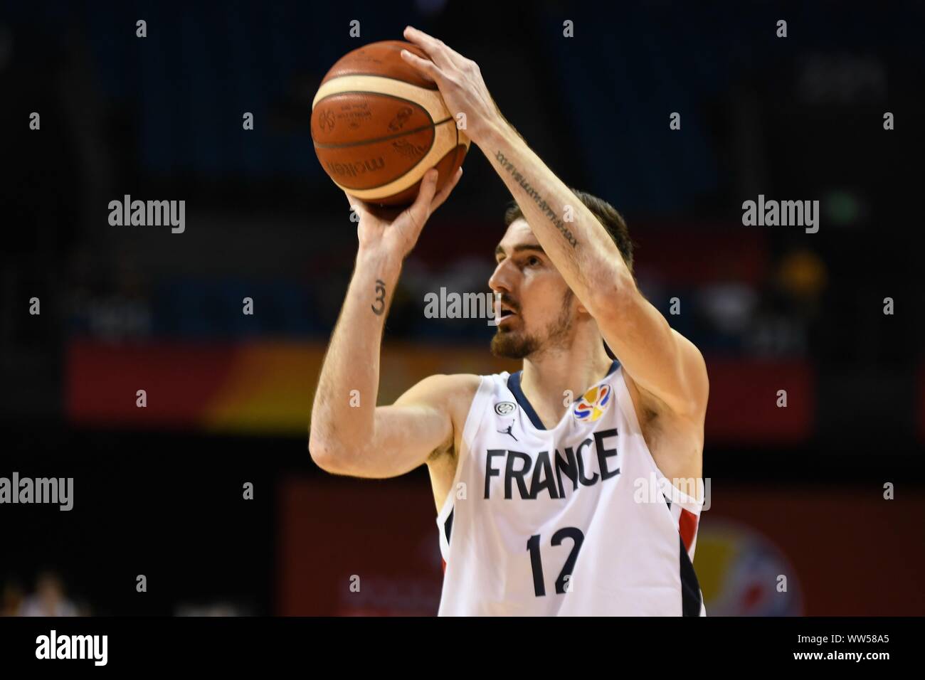 Französisch professioneller Basketballspieler Vincent Poirier springt in die Kerbe an der zweiten Runde der Gruppe L2019 FIBA Basketball-WM in Nanjing, Provinz Jiangsu im Osten Chinas, den 9. September 2019. Stockfoto