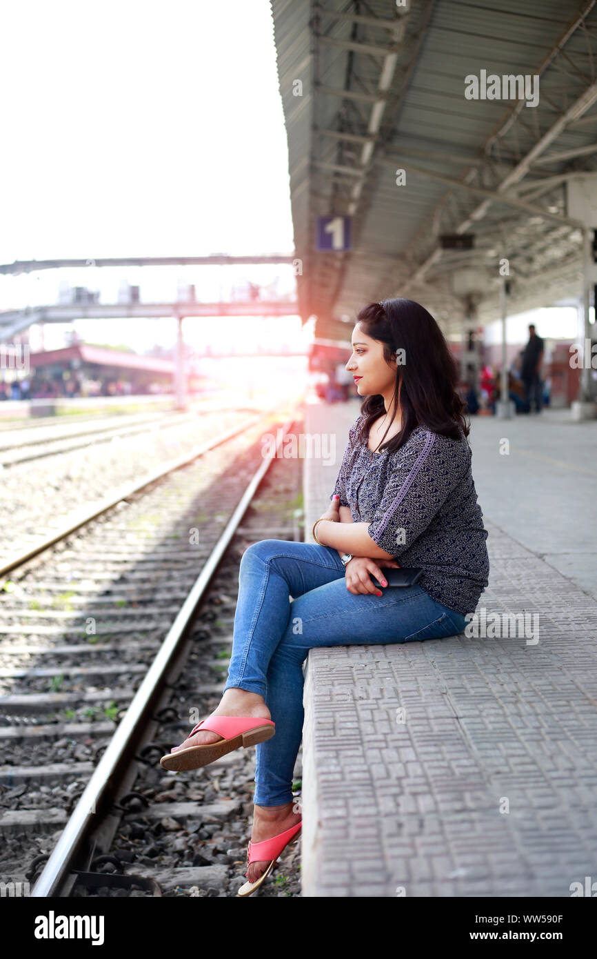 Junge Frauen warten auf Zug am Bahnhof Stockfoto