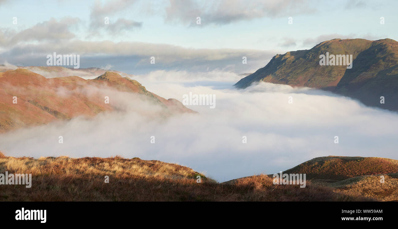 Cloud inversion über Patterdale mit arnison Felsen auf der linken Seite und Fiel auf der rechten Seite im Lake District. Stockfoto