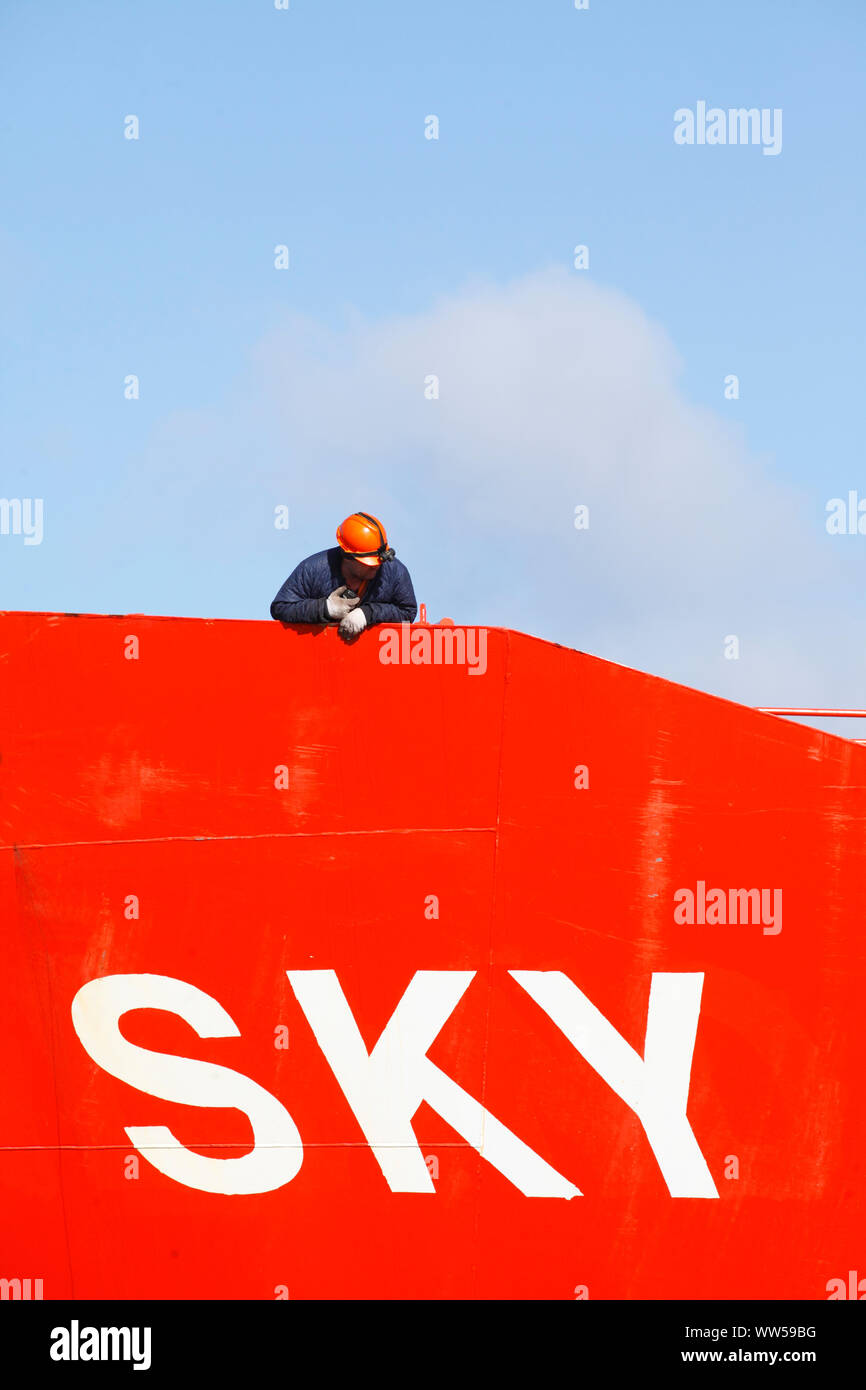 Rot Schiff Wand mit Arbeiter, industrielle Hafen, Schiff, Bremen, Deutschland Stockfoto