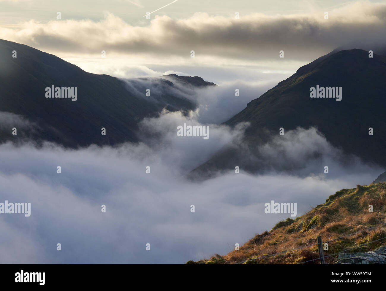 Cloud inversion über Hartsop mit Caudale Moor zu den linken und mittleren Dodd auf der rechten im Lake District. Stockfoto