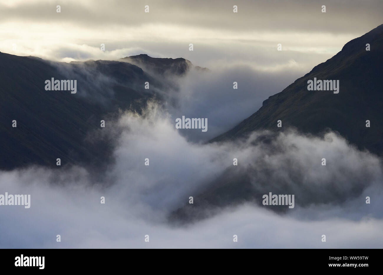 Cloud inversion über Hartsop mit Caudale Moor zu den linken und mittleren Dodd auf der rechten im Lake District. Stockfoto