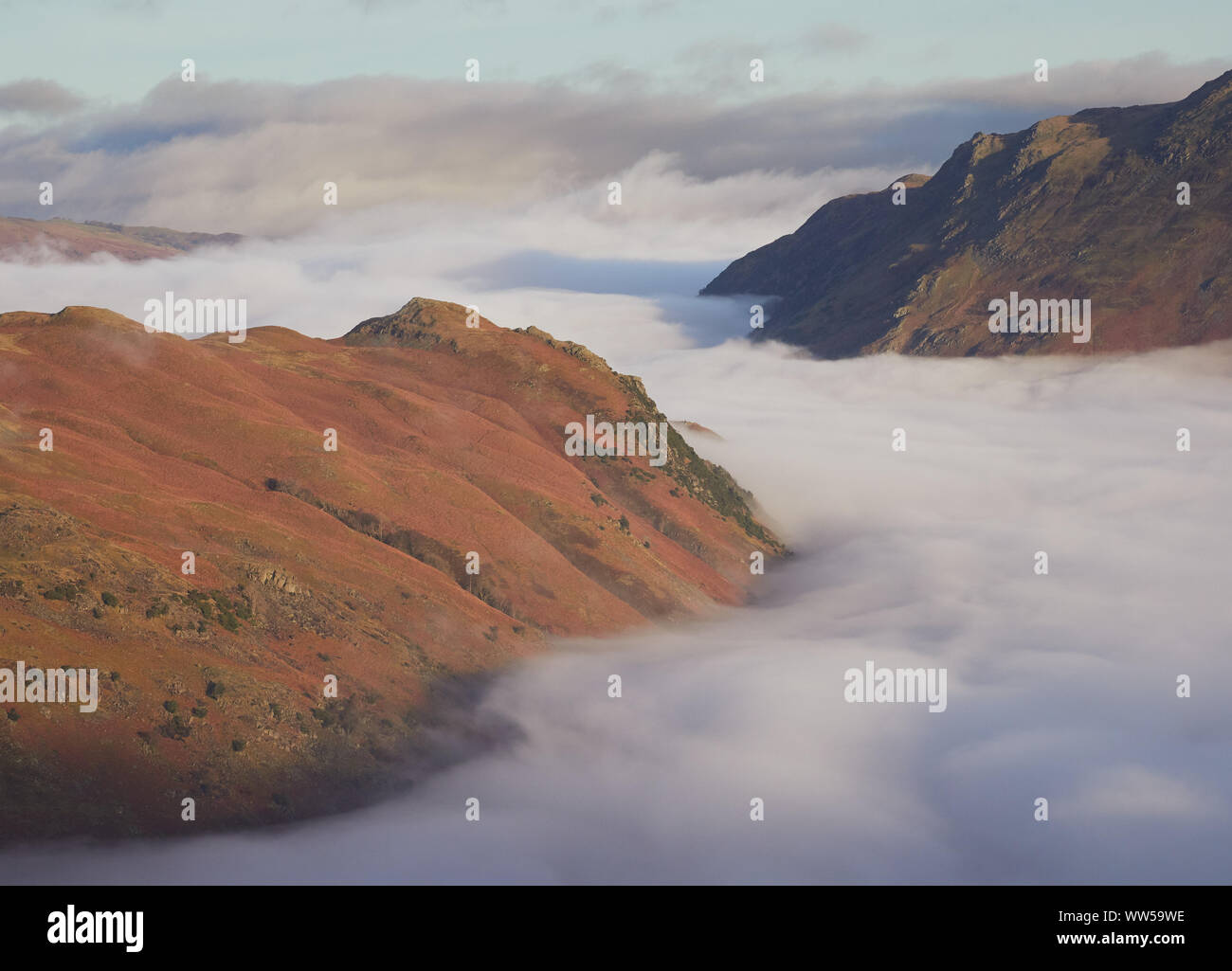 Cloud inversion über Patterdale mit arnison Felsen auf der linken Seite und Fiel auf der rechten Seite im Lake District. Stockfoto