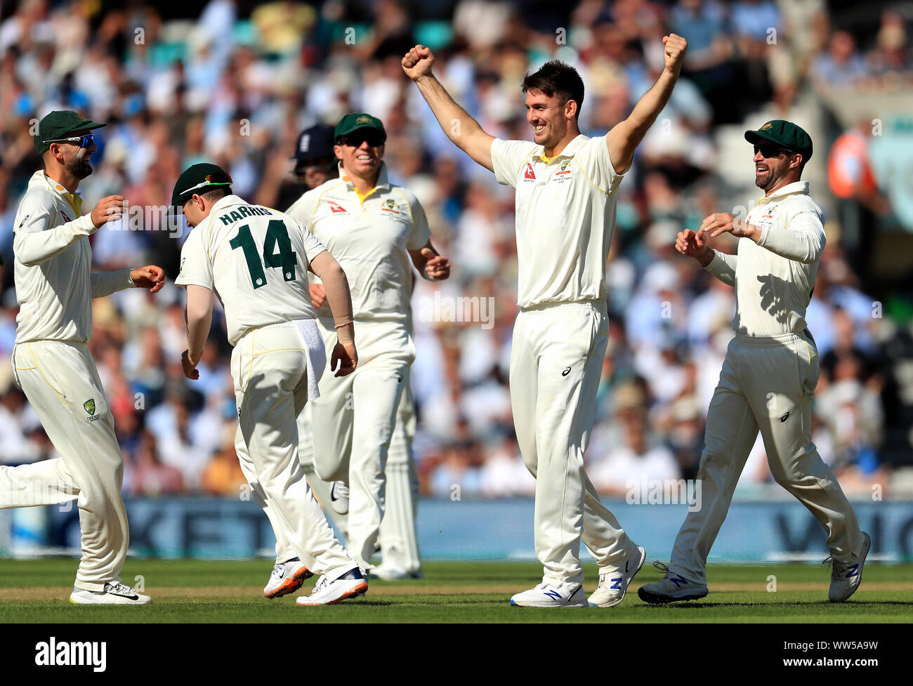 Australiens Mitchell Marsh (Zweiter von rechts) feiert die wicket von England's Jack Leach in Tag zwei des fünften Testspiel am Oval, London. Stockfoto