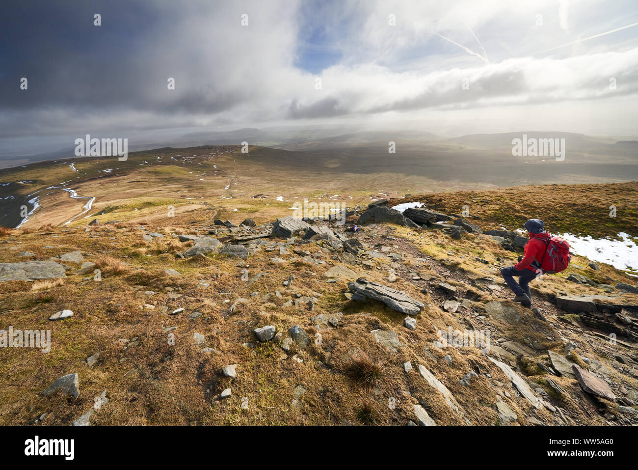 Ein Wanderer auf dem Gipfel des Ingleborough in Richtung Simon fiel in den Yorkshire Dales, England. Stockfoto