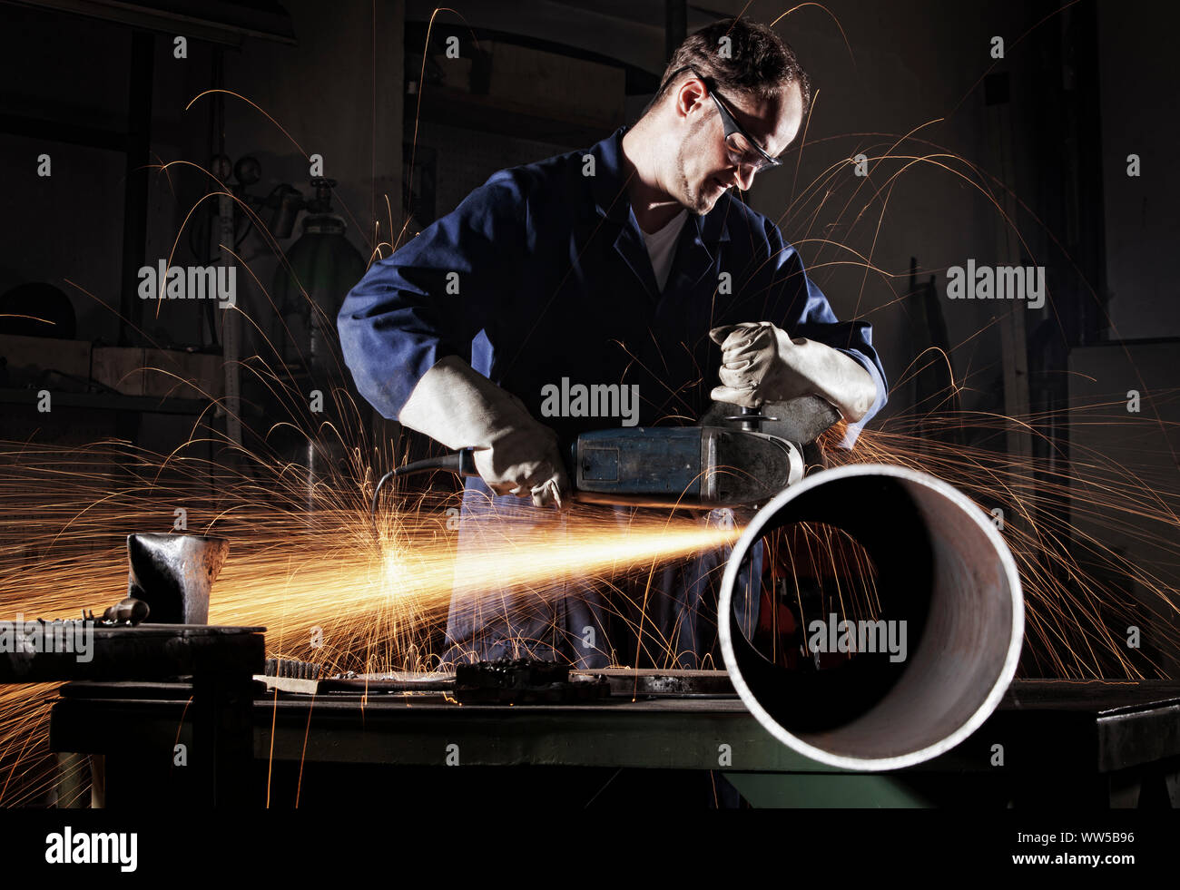 Arbeiter schneiden Leitung mit Angel Schleifer. Stockfoto