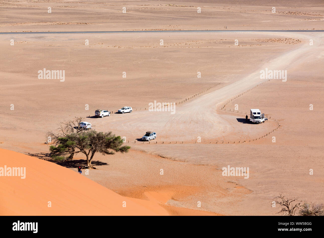 Parkplatz vor der Düne 45 mit Geländewagen, Sossusvlei, Namib Naukluft Park, Namibia Stockfoto