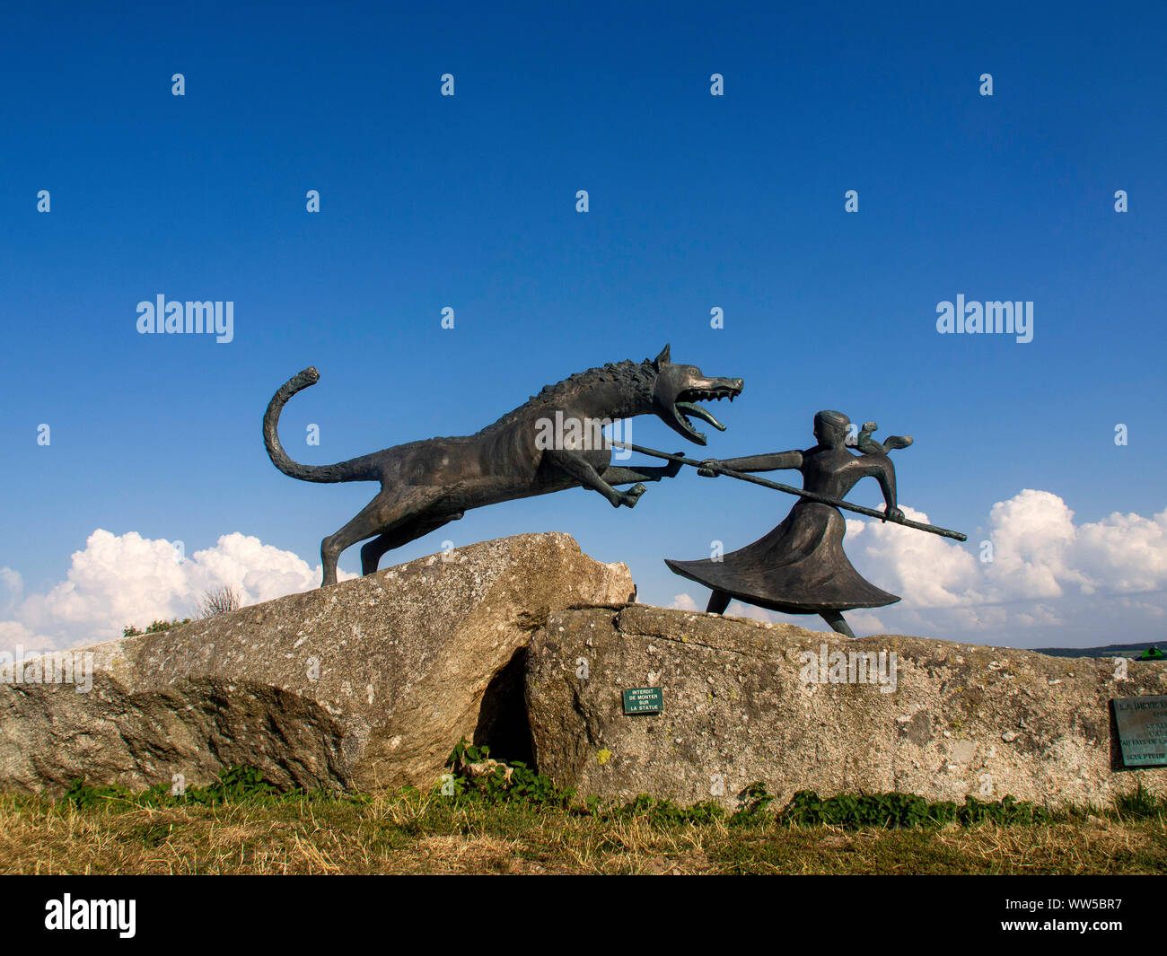 Skulptur der Bestie von Gévaudan von Philippe Kaeppelin, Auvers, Haute-Loire, Margeride, Auvergne-Rhone-Alpes, Frankreich, Europa Stockfoto